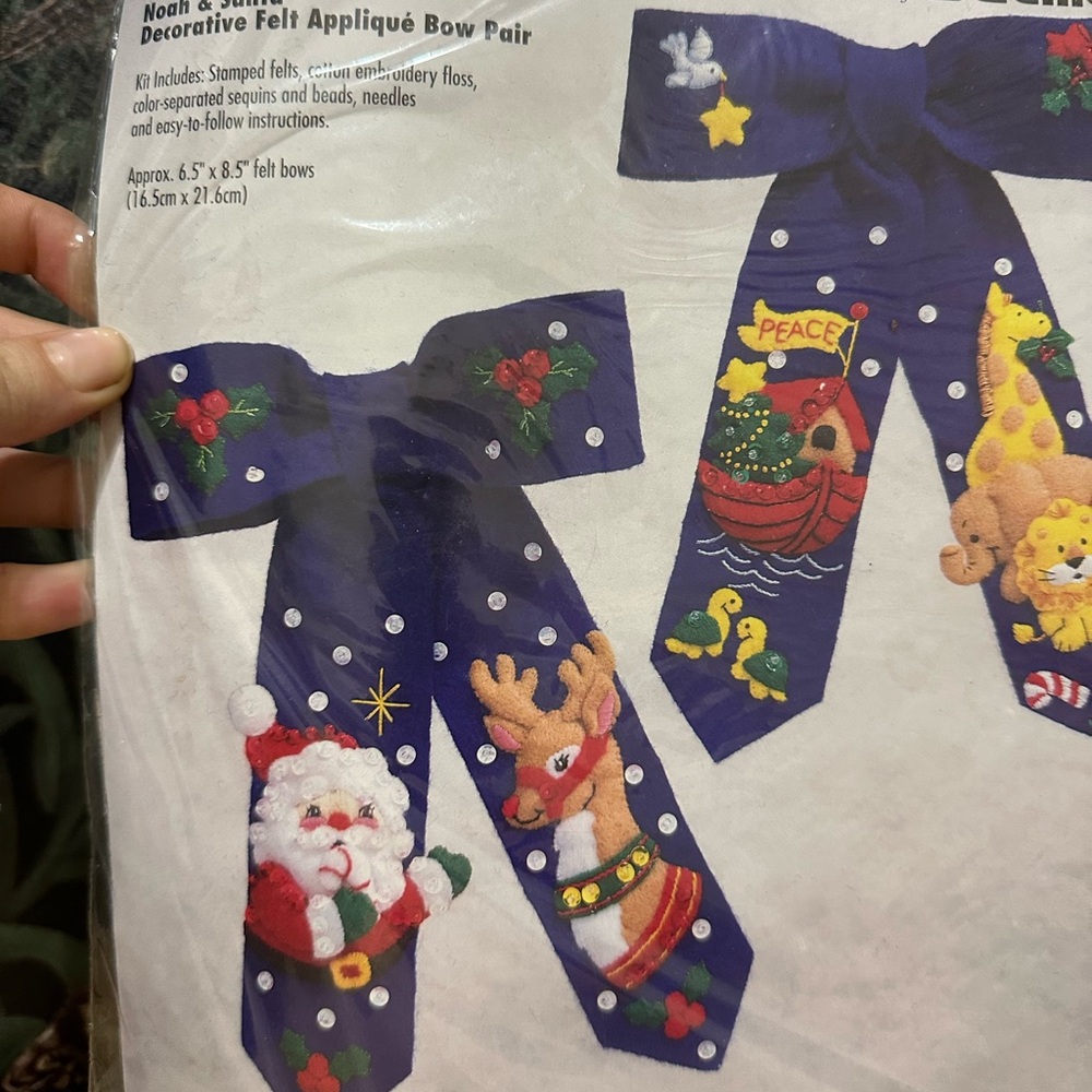 BUCILLA Noah & Santa Jeweled Felt Applique Bow Pair Gallery Of Stitches - Picture 4 of 5